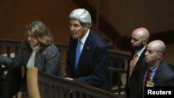 وزير الخارجية الأميركي جون كيري بعد جلسة إستجواب مغلقة في الكونغرس بشأن الإتفاق النووي مع إيران