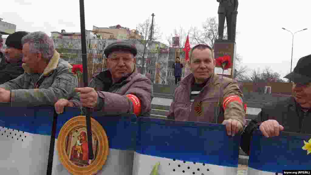 Как только оператор включает камеру, с ним сразу начинают работать еще один-два «куратора». Один за рукав тянет оператора в нужную сторону, другой разворачивает ему камеру в нужном направлении, чтобы была примерно такая картинка. Если съемочная группа сопротивляется и пытается снять то, что нужно ей – не вышколенный «народ» с выданными под расписку плакатами, а, например, как «самооборонцы» грудью заслоняют от камеры своего подшефного «вежливого человечка» или взять интервью у идущего через площадь случайного человека, тогда отношение резко меняется. Съемочную группу под улюлюканье тут же организовавшейся группы человек в двадцать «митингующих» (но территория без присмотра не остается, в каждом секторе есть бессменные дежурные) выталкивают с площади. 