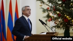 Пезидент Армении Серж Саргсян выступает перед представителями СМИ, Ереван, 26 декабря 2014 г.