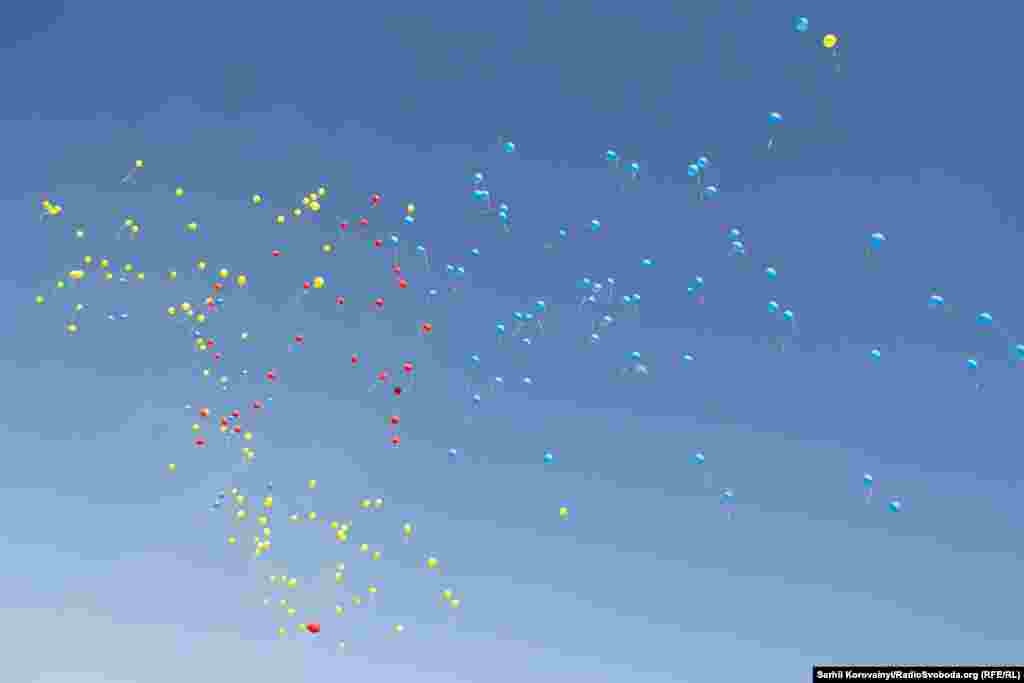 У рамках свята відбувся флеш-моб: 2 тисячі людей освідчились в любові рідному місту й випустили в небо повітряні кульки