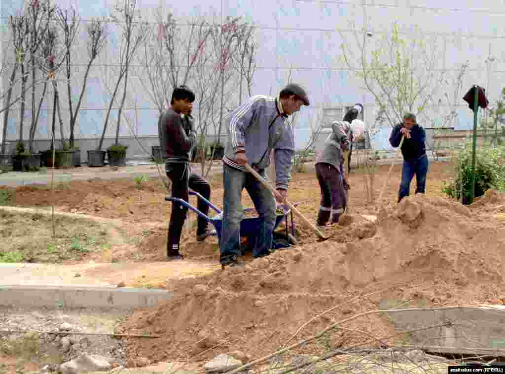 Azady metjidiniň daş-töweregindäki abatlaşyş işlerindäki işçiler