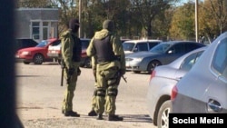Російські силовики обшукують будівлю, де раніше розміщувався телеканал ATR, 2 листопада 2015 року