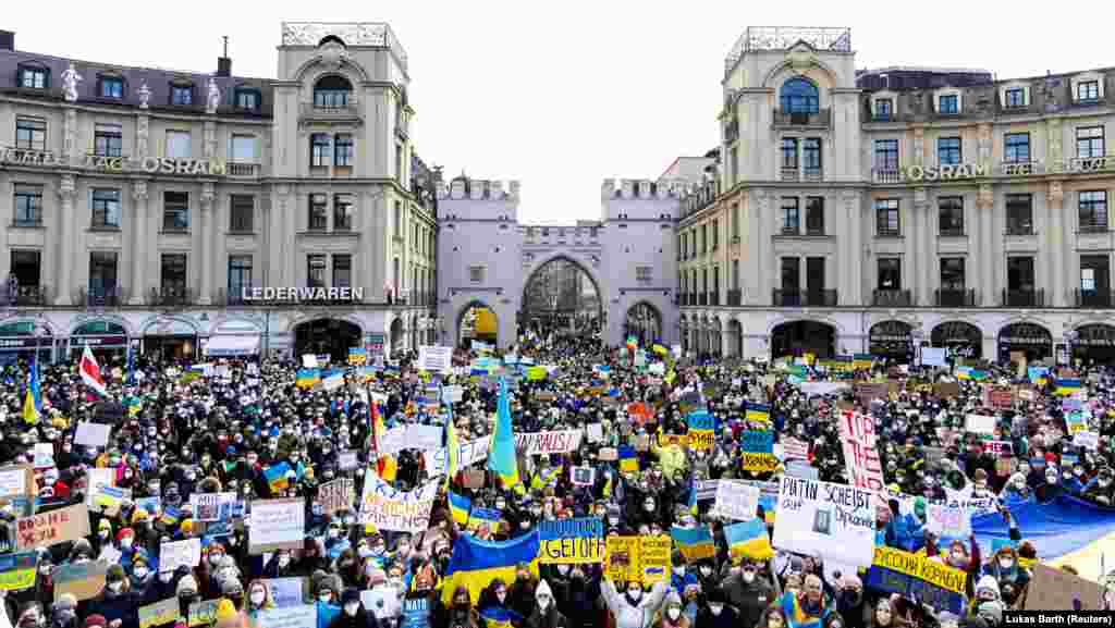 Mii de oameni s-au strâns și la Munchen, în Germania, pentru a susține Ucraina. Unul dintre mesajele transmise de cei din Munchen este&nbsp;&bdquo;atunci când va cădea ultimul soldat ucrainean, Putin va veni înspre voi.&rdquo;