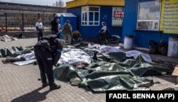 Накриті тіла загиблих після ракетного удару російськими військами по залізничному вокзалі в Краматорську, 8 квітня 2022 року