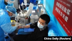 Չինաստան - Կորոնավիրուսի վարակից բուժվածը արյուն է հանձնում, Ջիանգշու նահանգ, փետրվար, 2020թ.