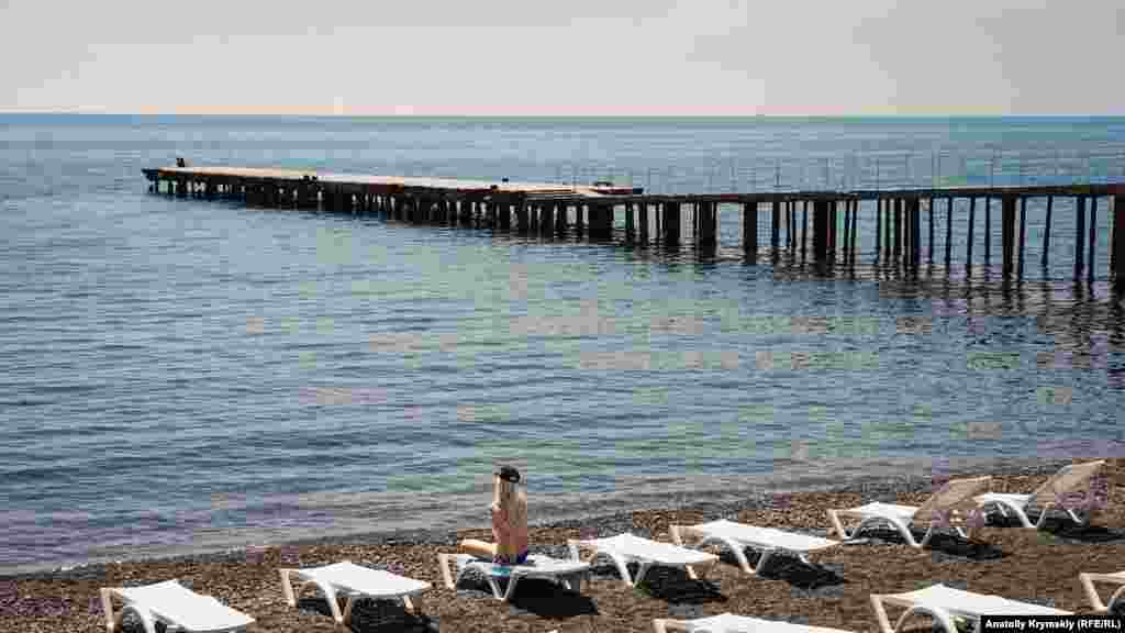 Кримське Малоріченське на порозі пляжного сезону. Це центральний населений пункт курортної і виноградарської зони на схід від Алушти