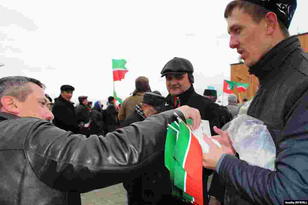 Активист Союза Татарской молодежи "Азатлык" Наил Набиуллин раздает флажки Татарстана