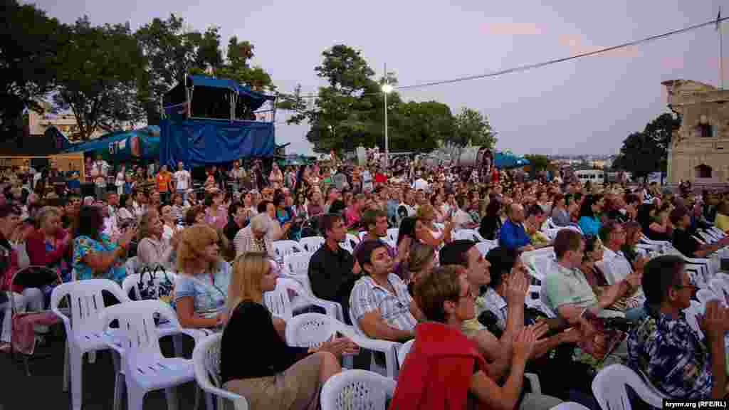 Глядачі на джазовому фестивалі, вересень 2011 року