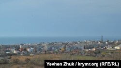 Вид на поселок Любимовка с высоты 30-й батареи