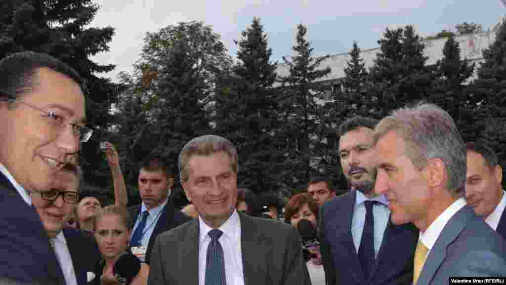 Premierul român Victor Ponta, comisarul european Guenther Oettinger şi premierul Iurie Leancă (de la stânga la dreapta)