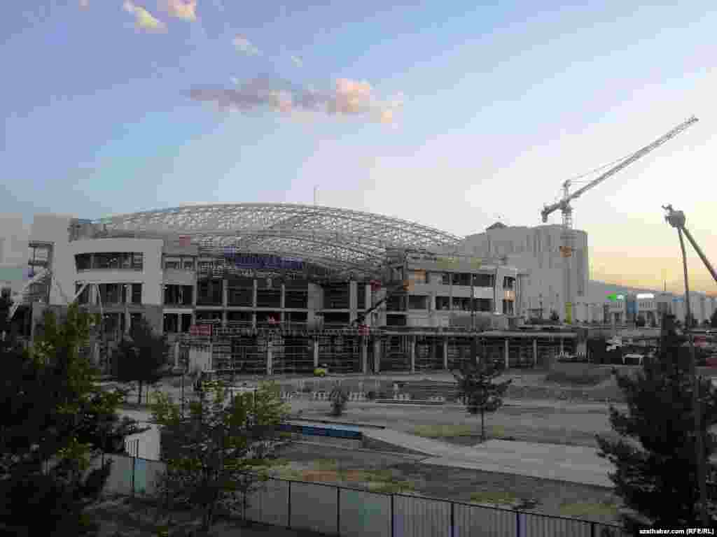 Aşgabadyň Olimpiýa şäherçesinde gurulýan bir sport desgasy