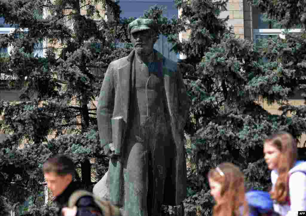 A statue of Lenin next to Gagauzia&#39;s government building in Comrat