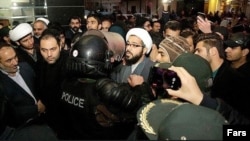 صحنه‌ای از تجمع معترضان به اعدام شیخ نمر مقابل سفارت عربستان در تهران