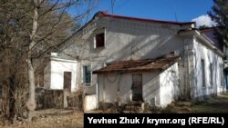 К зданию «прилеплено» множество современных пристроек