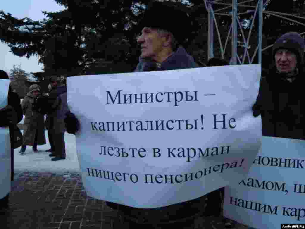Казан пенсионерлары юл ташламасын кайтаруны таләп итеп митингка чыкты.