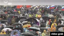 Акція протесту в Москві відбувається під дощем, 10 серпня 2019 року