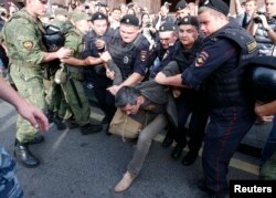 Мілція арештовує прихильників Навального на вулицях Москви, 18 липня 2013 року