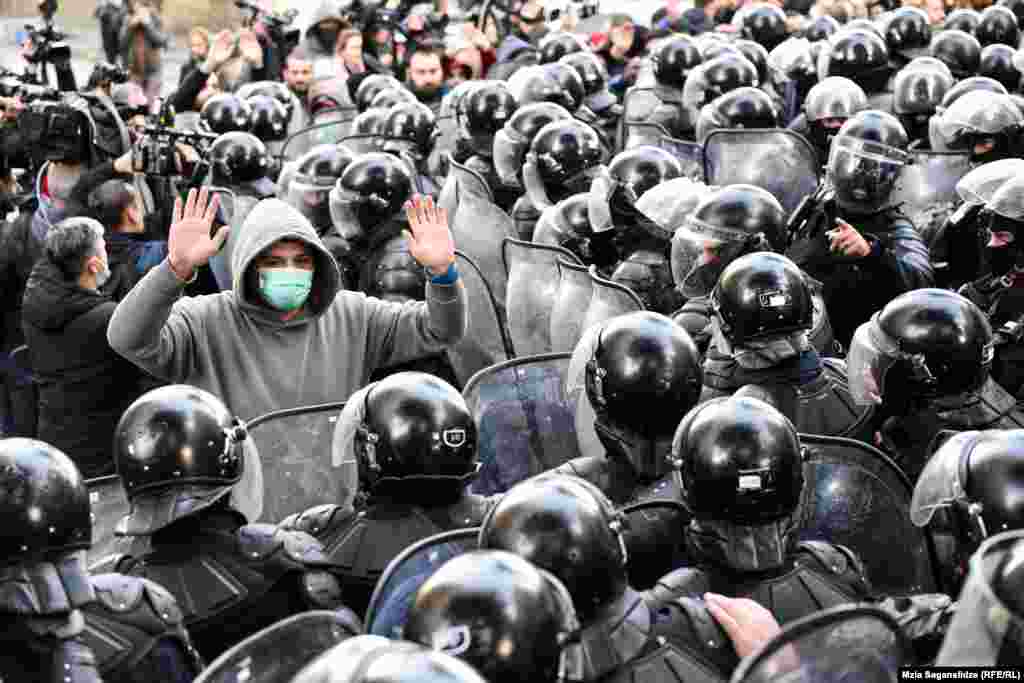 Police disperse protesters near the Georgian parliament in Tbilisi on November 18. (Mzia Saganelidze, RFE/RL)