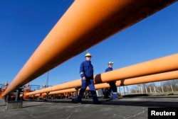 Pre izgradnje i puštanja u rad Balkanskog toka, gas se iz Rusije dopremao postojećom infrastrukturom preko Ukrajine i Mađarske (na fotografiji radnici pored dela gasovoda u Mađarskoj)