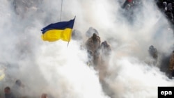 Pamje nga përleshjet e policisë me protestuesit në Kiev