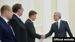 Президент Армении Серж Саргсян принимает делегацию, возглавляемую министром транспорта РФ, сопредседателем армяно-российской межправительственной комиссии по экономическому сотрудничеству Максимом Соколовым. Ереван, 26 июня 2015 г.