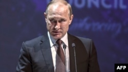 Владимир Путин во время выступления в Турции на Всемирном экономическом конгрессе, 10 октября 2016 года