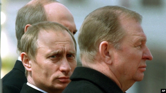Владимир Путин и Леонид Кучма на церемонии открытия памятника воинам, павшим на Прохоровском поле. 3 мая 2000 года