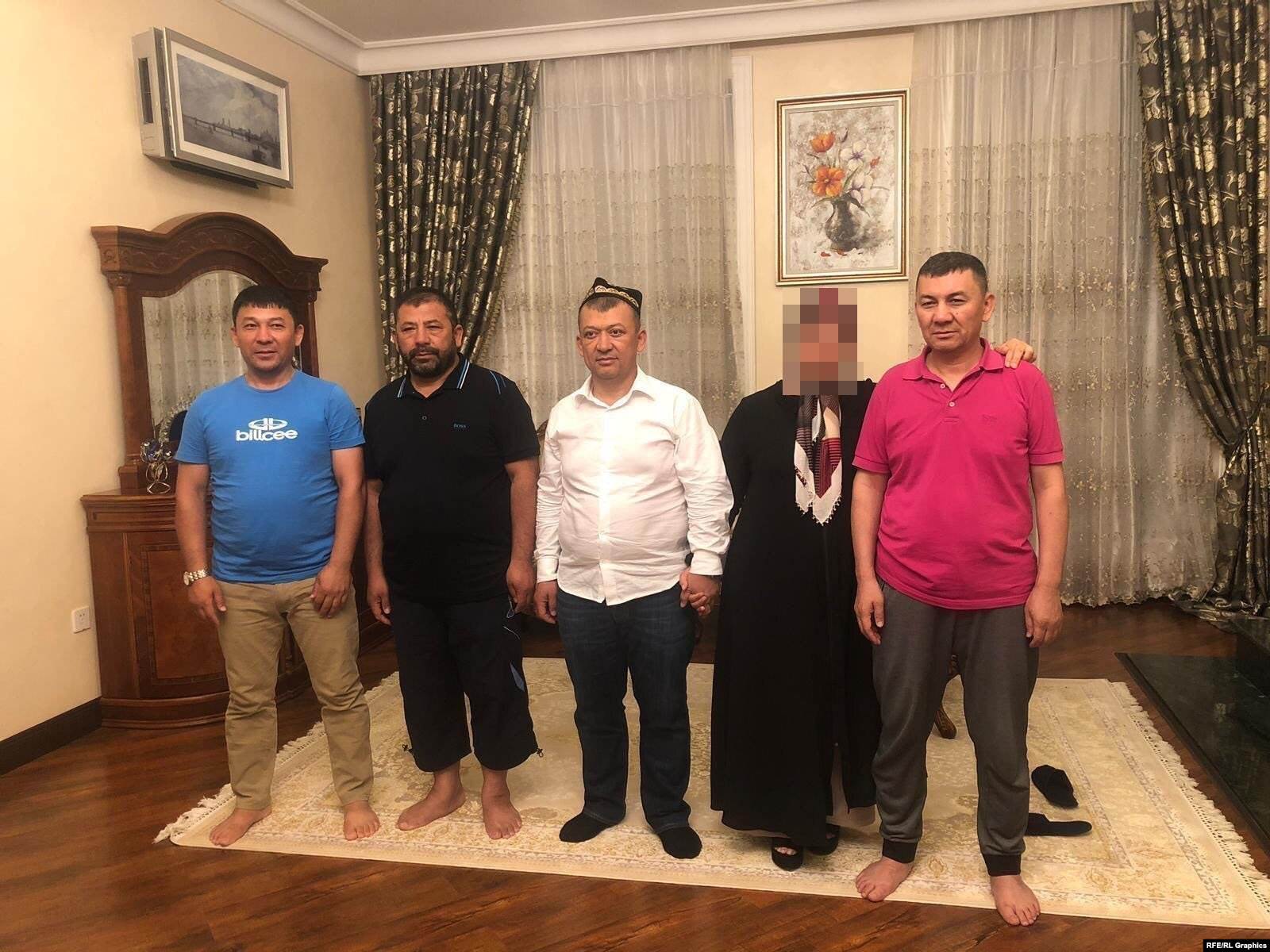 Cүрөттө солдон оңго карай Алимужиаң Хадир, Наби Хадир, Маймаитили Хадир жана баарын жетектеген, бир туугандардын улуусу Хабибула Абдукадыр. (Photo: OCCRP)