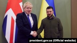 Президент України Володимир Зеленський (праворуч) і премʼєр-міністр Великої Британії Борис Джонсон. Київ, 9 квітня 2022 року 