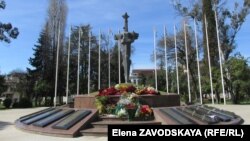 В парке Славы у памятника погибшим в Отечественной войне народа Абхазии в Сухуме окончили шествие участники акции «Тропой героев»