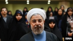 آقای روحانی در حالی از برابری اجتماعی زنان و مردان می‌گوید که رهبر ایران روز گذشته برابری جنسی زن و مرد را «غلط» خوانده بود. 