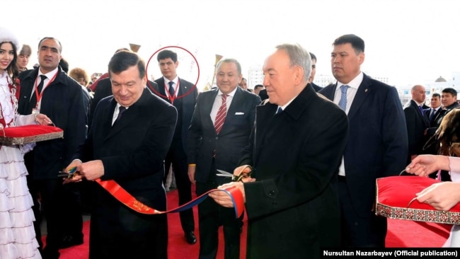 На фотографии указан младший зять президента Узбекистана Шавката Мирзияева - Отабек Шаханов. Астана, март 2017 года.