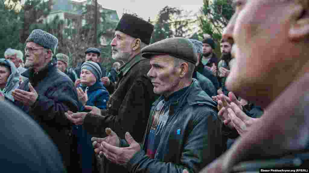 Mahkeme oturışuvında soñ toplaşqanlar dua oqudı. Fotoresimde &ndash; vefat etken Veciye Kaşkanıñ oğlu İbram