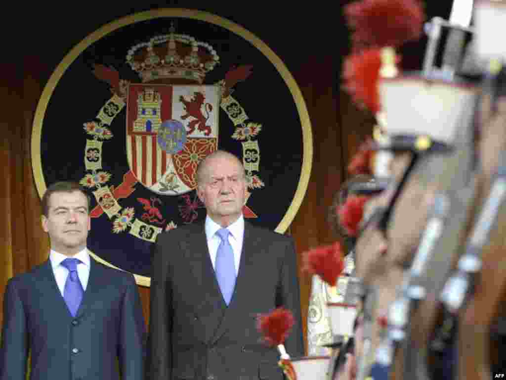 Король Испании Хуан Карлос I встречает Дмитрия Медведева в Мадриде. 