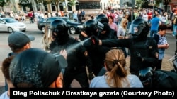 Forțete de ordine au folosit gaze lacrimogene asupra cetățenilor din Belarus la un protest pașnic din septembrie 2020. 