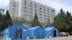 Šatori za trijažu ispred Sveučilišne klinike