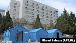 Šatori za trijažu ispred Sveučilišne klinike