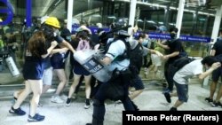 Pamje nga përleshjet në aeroportin e Hong Kongut.