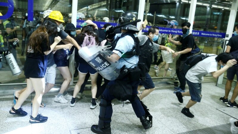 Аеродромот во Хонг Конг отворен, протестите продолжуваат