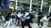 درگیری نیروهای پلیس و معترضان در فرودگاه هنگ کنگ
