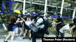 درگیری پولیس ضد آشوب با مظاهره کنندگان در میدان هوایی بین‌المللی هانگ کانگ. August 13, 2019