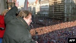 Вацлав Хавел му се обраќа на насобраниот народ на плоштадот Вацлавске Намјести во Прага на 10 декември1989 година.