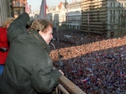 Вацлав Гавел під час одного зі своїх виступів із балкона видавництва «Мелантріх», Вацлавська площа, Прага, 10 грудня 1989 року