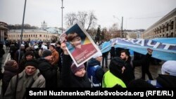 Люди з плакатами «Хто замовив Катю Гандзюк?» на акції прихильників кандидатки у президенти Юлії Тимошенко. Київ, 9 лютого 2019 року