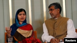 Nobel Peace Prize laureate Malala Yousafzai (L) speaks next to Kailash Satyarthi during a news conference in Oslo on December 9.