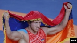 Артур Алексанян празднует победу в финальном поединке на Олимпиаде в Рио