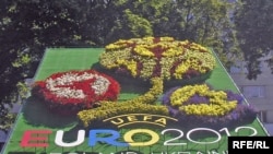 Логотип Євро-2012, викладений із квітів, Львів