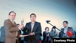 Нарын Айыпка сыйлыкты Жогорку Кеңештин депутаты Каныбек Иманалиев тапшырды.