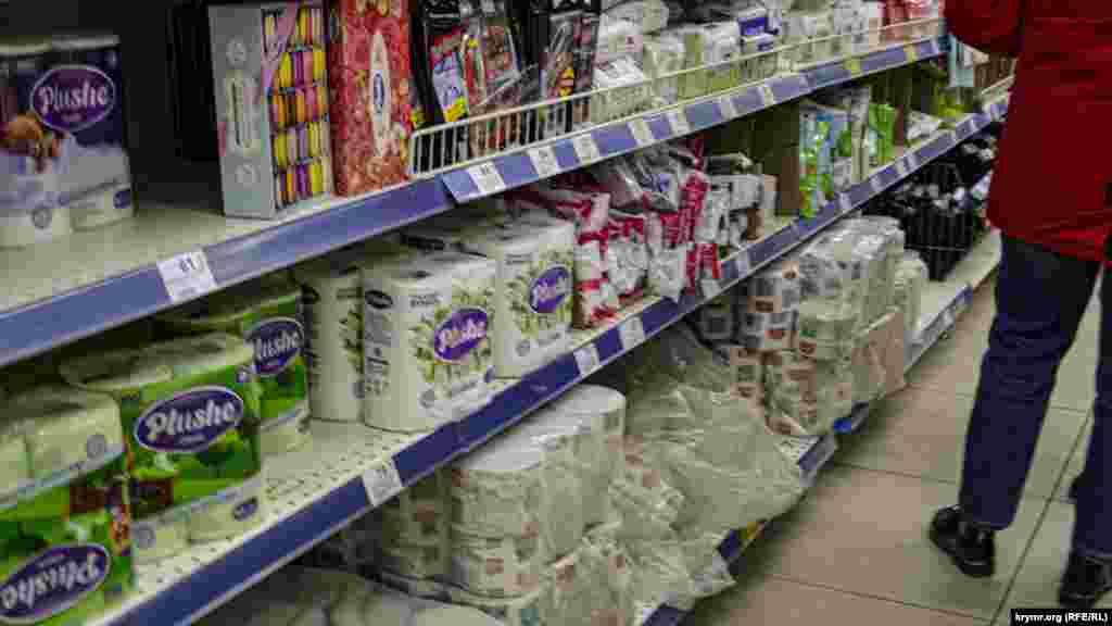 У ялтинських супермаркетах жителі масово скуповують товари тривалого зберігання