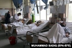 Răniți într-un spital din Kandahar, după atacul terorist din sudul Afganistanului, 30 aprilie 2018